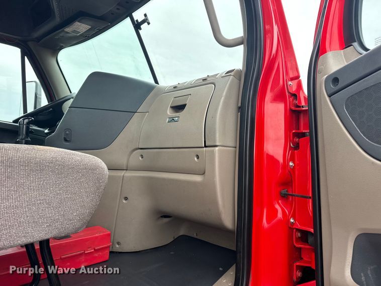 image for item EG2038 2013 Freightliner Cascadia semi truck