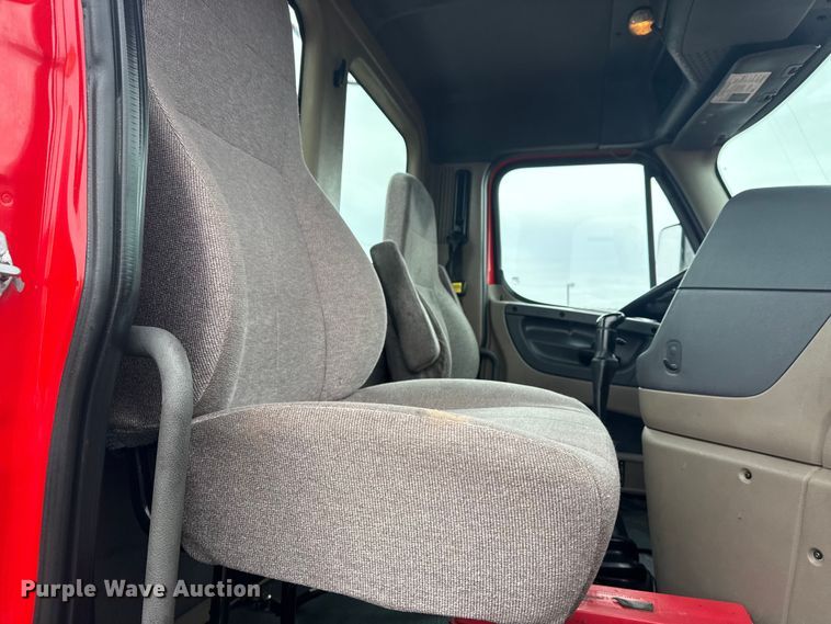 image for item EG2038 2013 Freightliner Cascadia semi truck