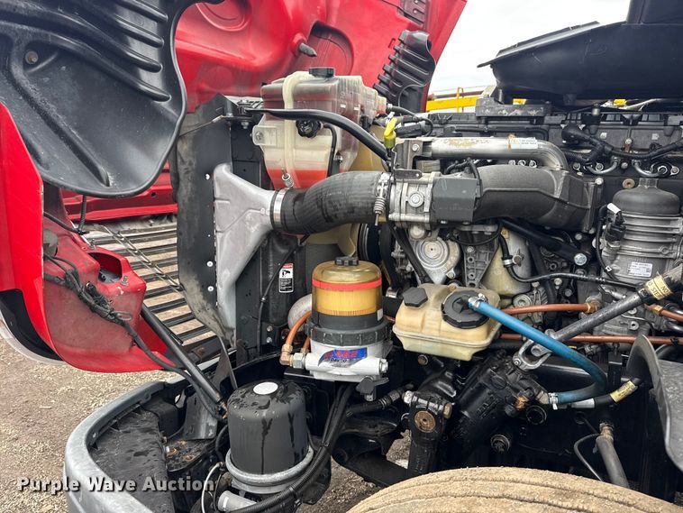 image for item EG2038 2013 Freightliner Cascadia semi truck