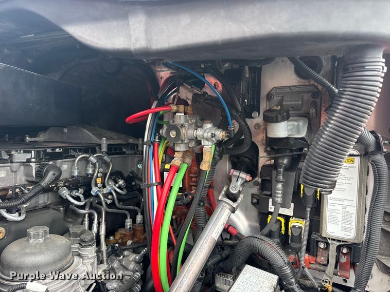 image for item EG2038 2013 Freightliner Cascadia semi truck