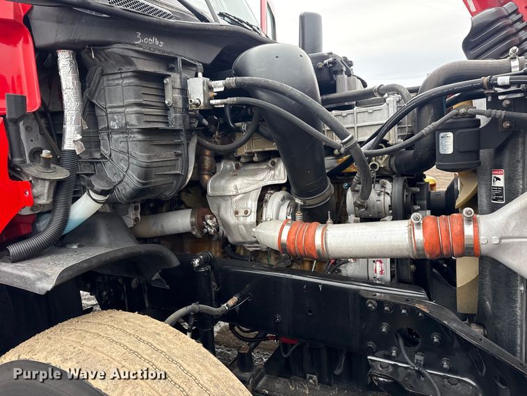 image for item EG2038 2013 Freightliner Cascadia semi truck