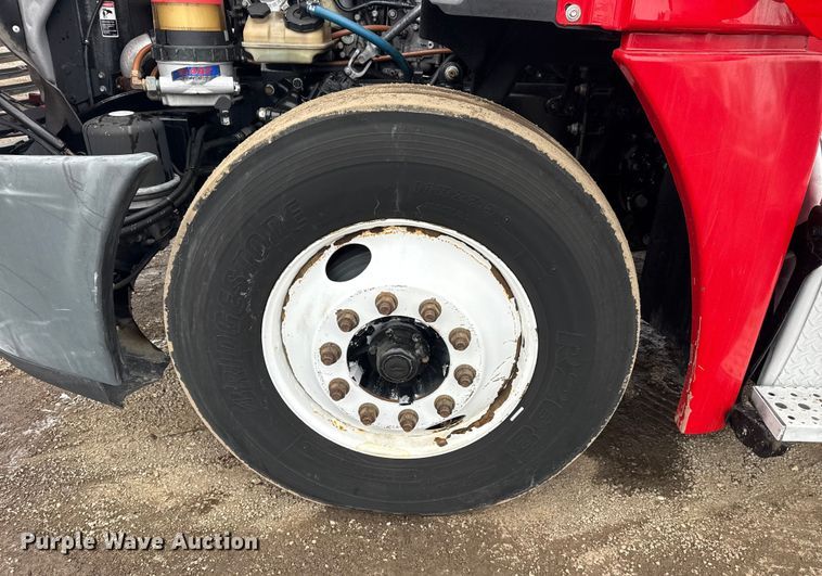 image for item EG2038 2013 Freightliner Cascadia semi truck