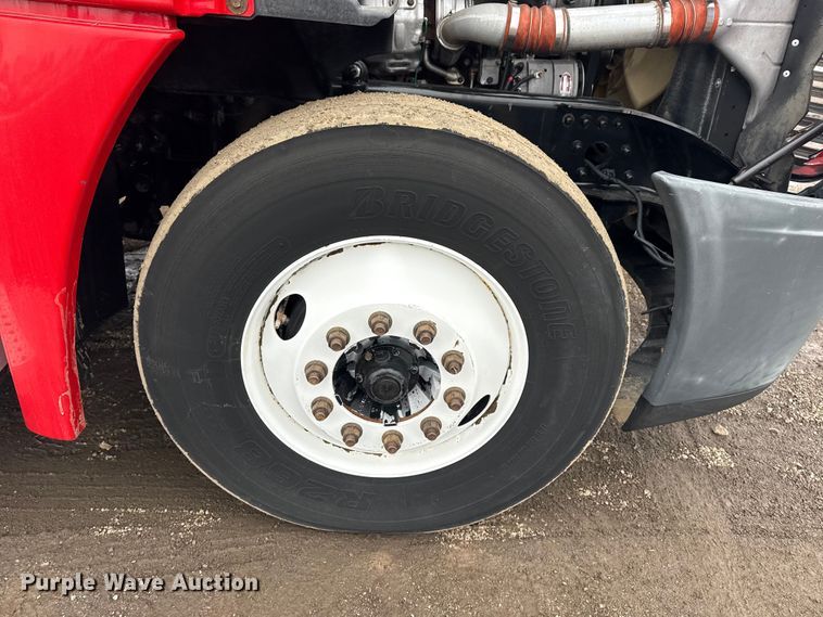 image for item EG2038 2013 Freightliner Cascadia semi truck