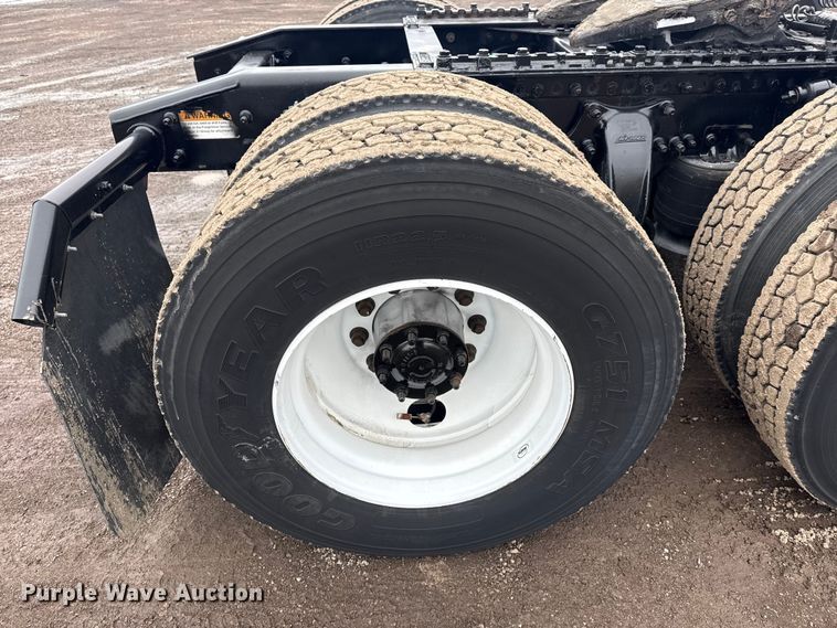 image for item EG2038 2013 Freightliner Cascadia semi truck