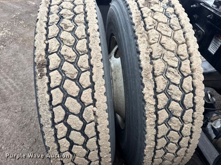 image for item EG2038 2013 Freightliner Cascadia semi truck