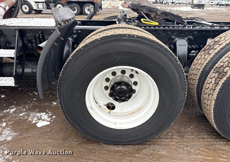 image for item EG2038 2013 Freightliner Cascadia semi truck