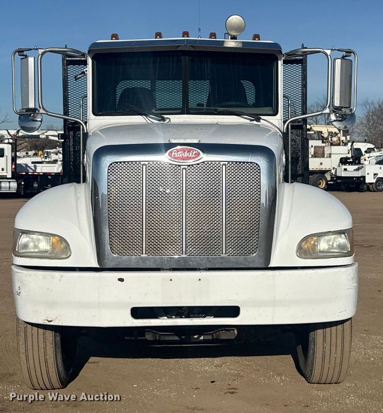 image for item EG2044 2005 Peterbilt 335 flatbed truck