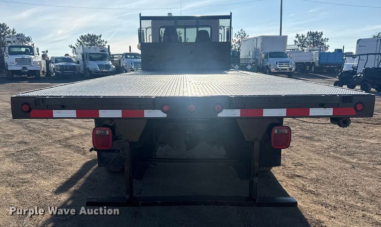 image for item EG2044 2005 Peterbilt 335 flatbed truck