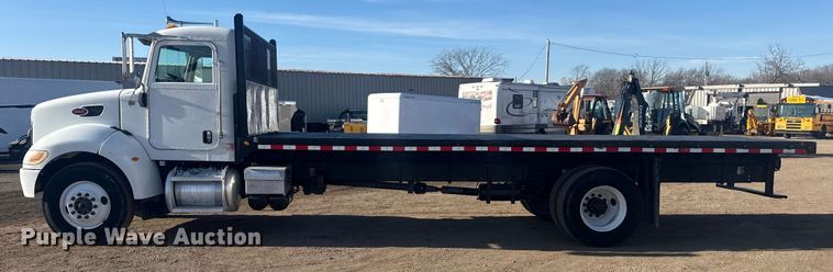 image for item EG2044 2005 Peterbilt 335 flatbed truck