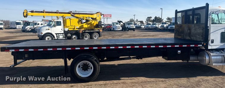image for item EG2044 2005 Peterbilt 335 flatbed truck