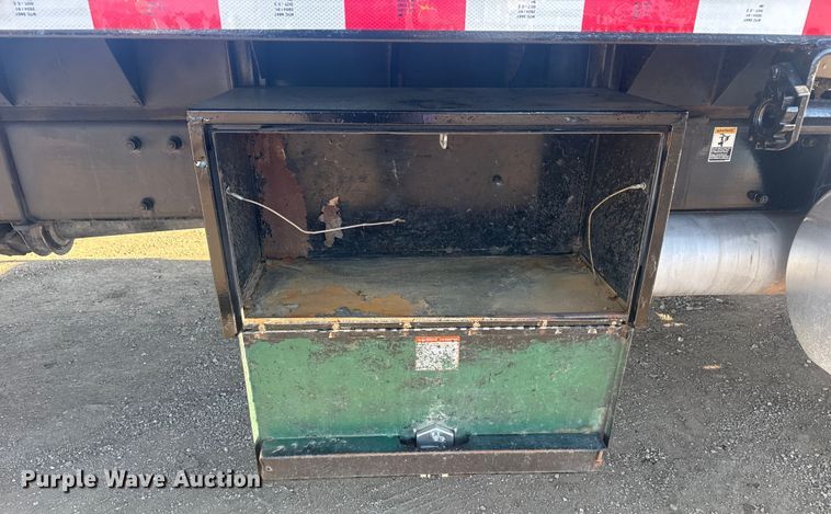 image for item EG2044 2005 Peterbilt 335 flatbed truck