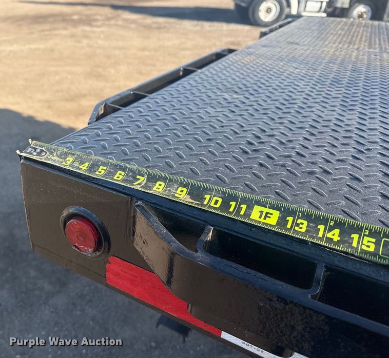 image for item EG2044 2005 Peterbilt 335 flatbed truck