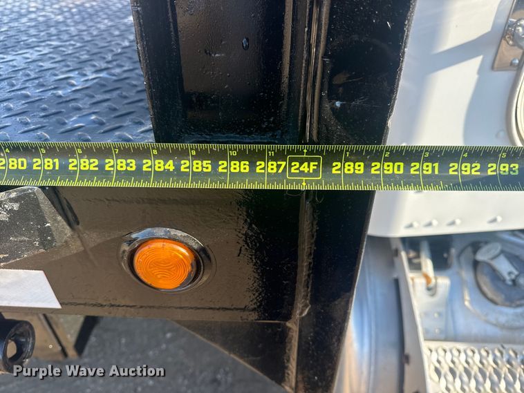 image for item EG2044 2005 Peterbilt 335 flatbed truck