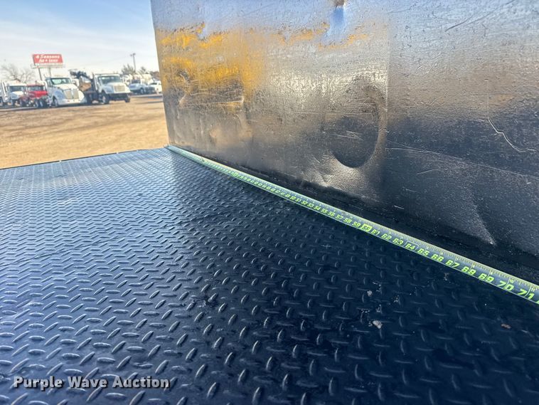 image for item EG2044 2005 Peterbilt 335 flatbed truck