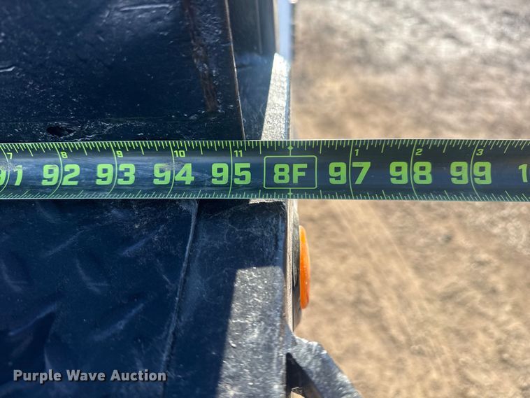 image for item EG2044 2005 Peterbilt 335 flatbed truck