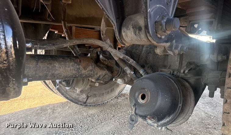 image for item EG2044 2005 Peterbilt 335 flatbed truck