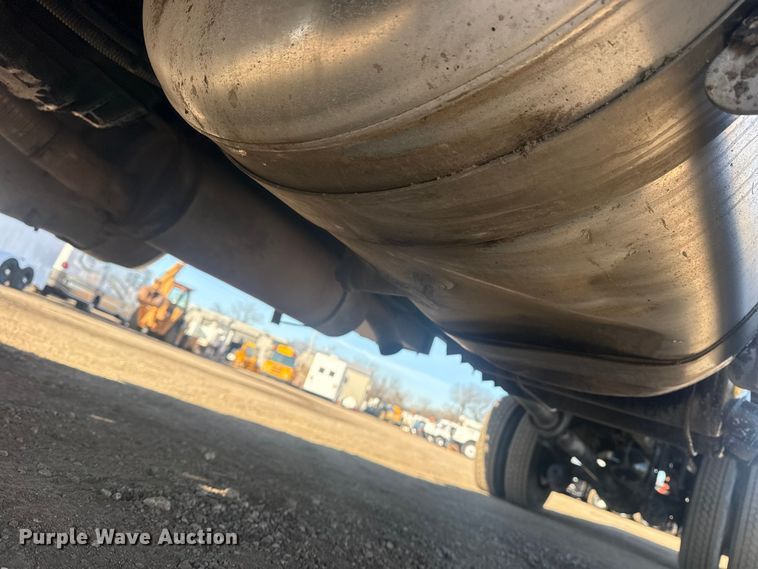 image for item EG2044 2005 Peterbilt 335 flatbed truck