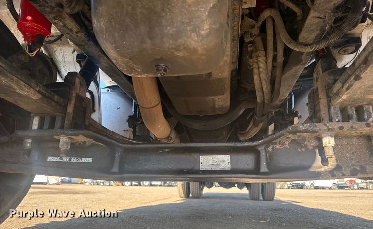 image for item EG2044 2005 Peterbilt 335 flatbed truck