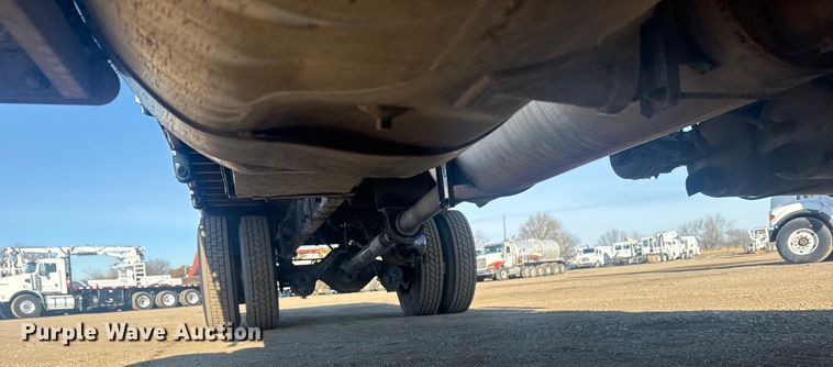 image for item EG2044 2005 Peterbilt 335 flatbed truck