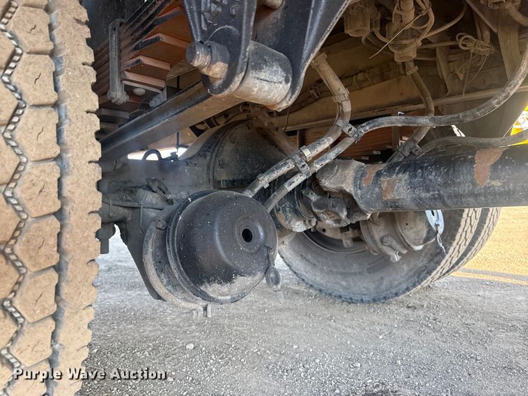 image for item EG2044 2005 Peterbilt 335 flatbed truck