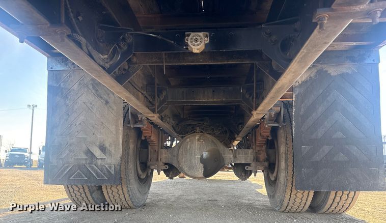 image for item EG2044 2005 Peterbilt 335 flatbed truck