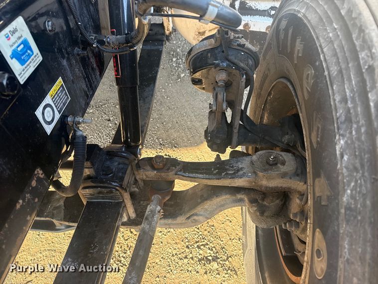 image for item EG2044 2005 Peterbilt 335 flatbed truck