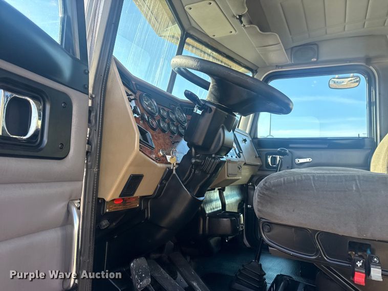 image for item EG2044 2005 Peterbilt 335 flatbed truck