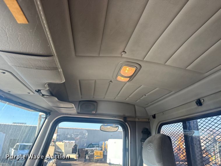 image for item EG2044 2005 Peterbilt 335 flatbed truck