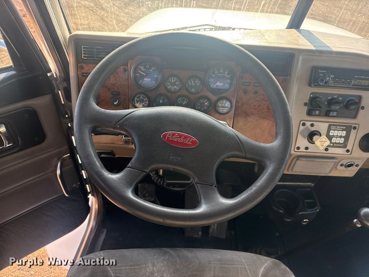 image for item EG2044 2005 Peterbilt 335 flatbed truck