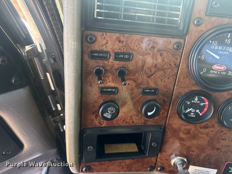 image for item EG2044 2005 Peterbilt 335 flatbed truck