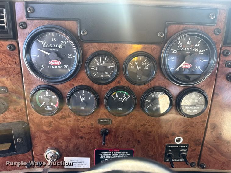 image for item EG2044 2005 Peterbilt 335 flatbed truck