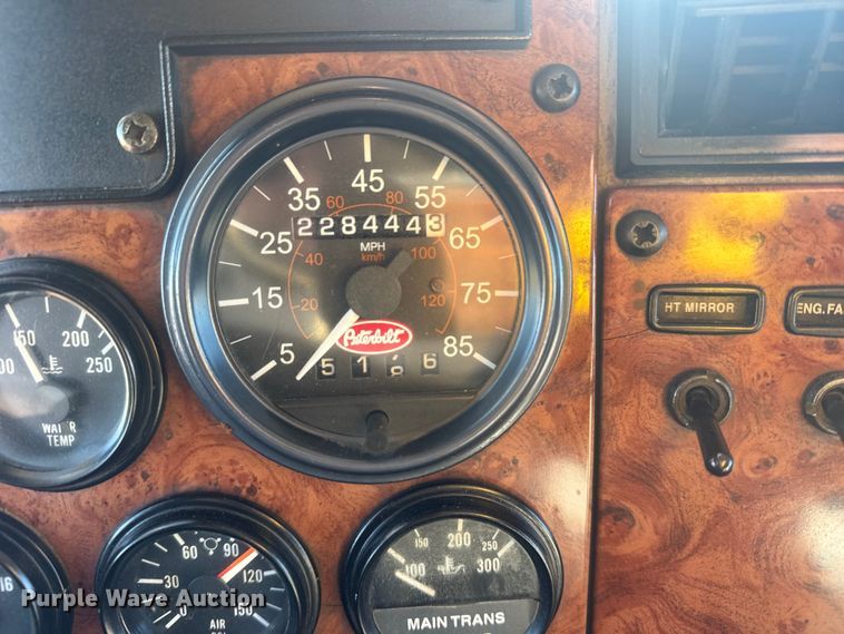 image for item EG2044 2005 Peterbilt 335 flatbed truck