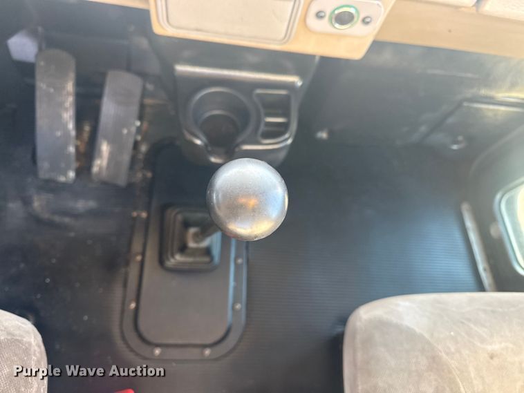 image for item EG2044 2005 Peterbilt 335 flatbed truck