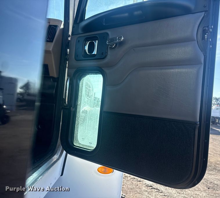 image for item EG2044 2005 Peterbilt 335 flatbed truck