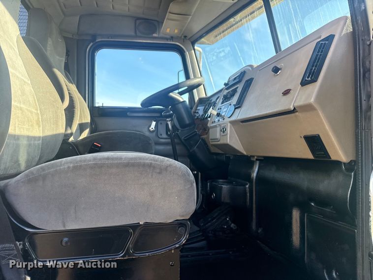 image for item EG2044 2005 Peterbilt 335 flatbed truck