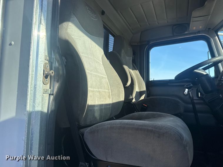 image for item EG2044 2005 Peterbilt 335 flatbed truck