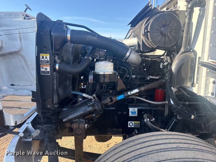 image for item EG2044 2005 Peterbilt 335 flatbed truck