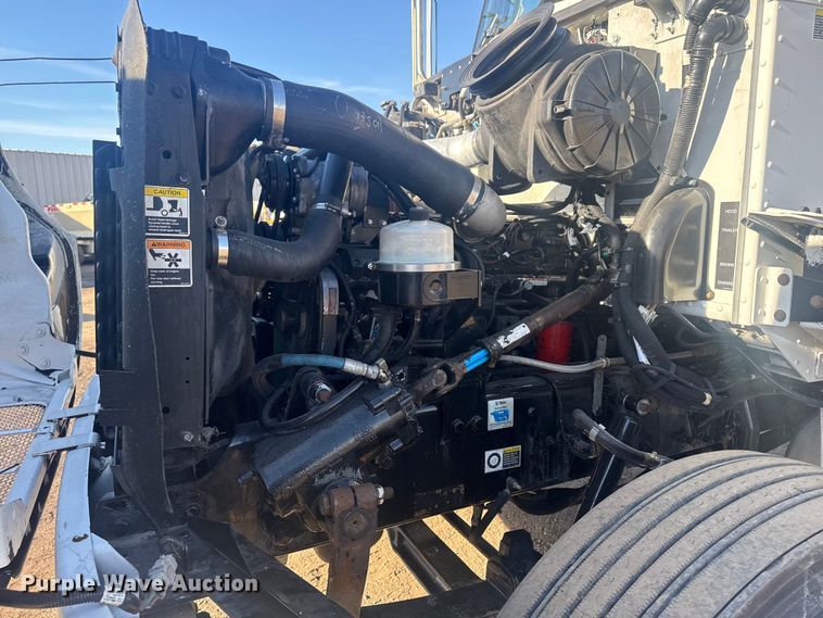 image for item EG2044 2005 Peterbilt 335 flatbed truck