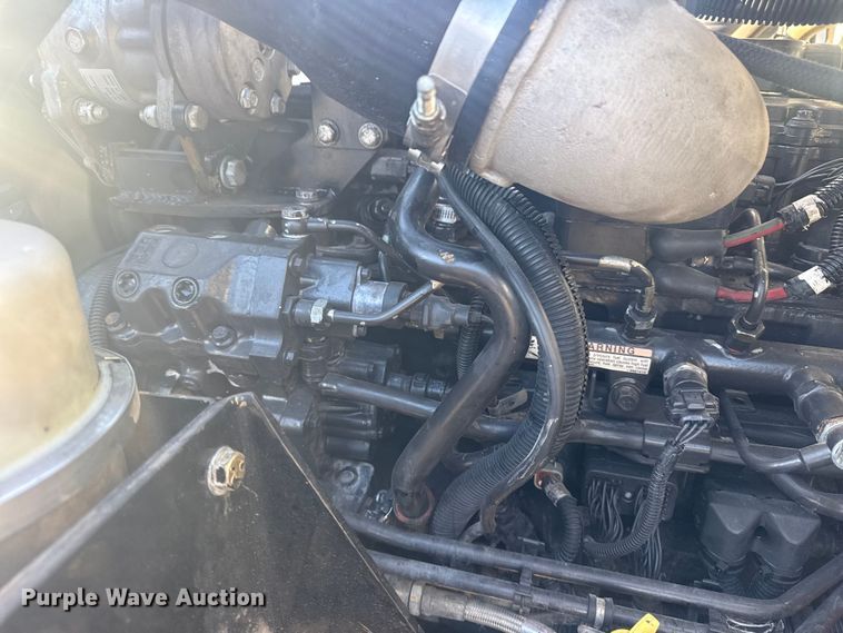 image for item EG2044 2005 Peterbilt 335 flatbed truck