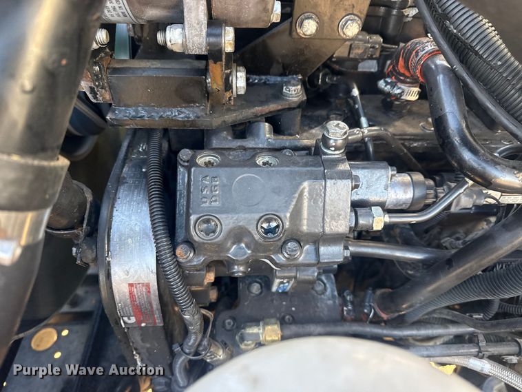 image for item EG2044 2005 Peterbilt 335 flatbed truck