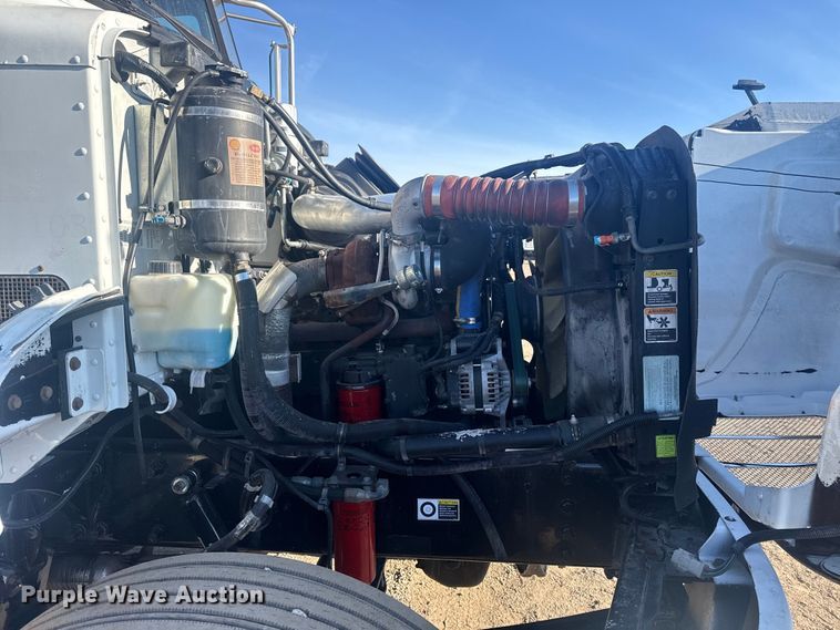 image for item EG2044 2005 Peterbilt 335 flatbed truck