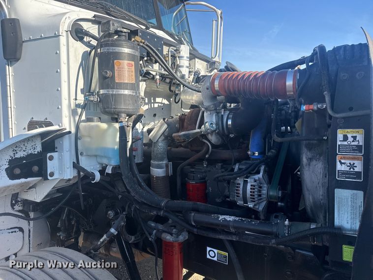 image for item EG2044 2005 Peterbilt 335 flatbed truck