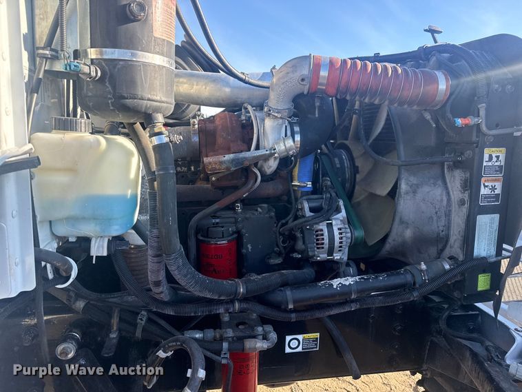 image for item EG2044 2005 Peterbilt 335 flatbed truck