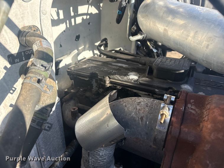 image for item EG2044 2005 Peterbilt 335 flatbed truck