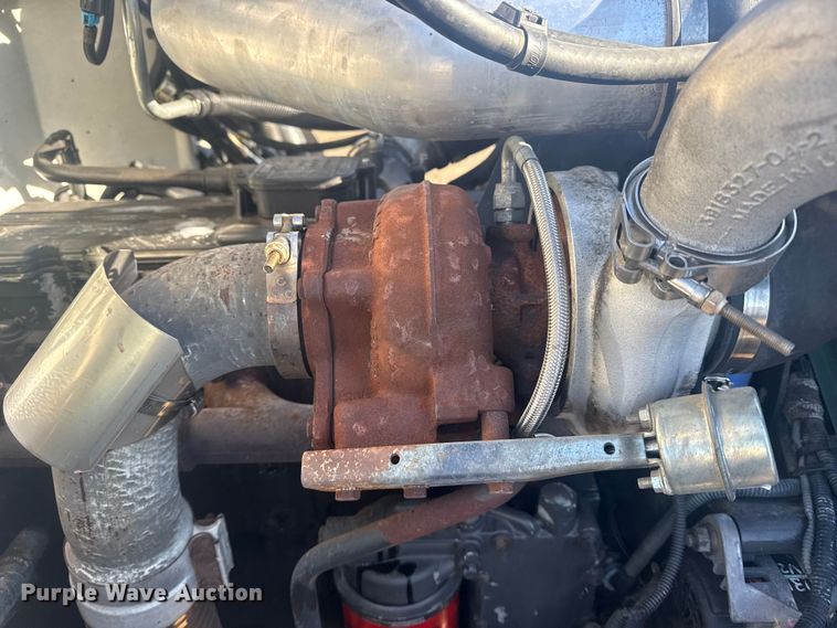 image for item EG2044 2005 Peterbilt 335 flatbed truck