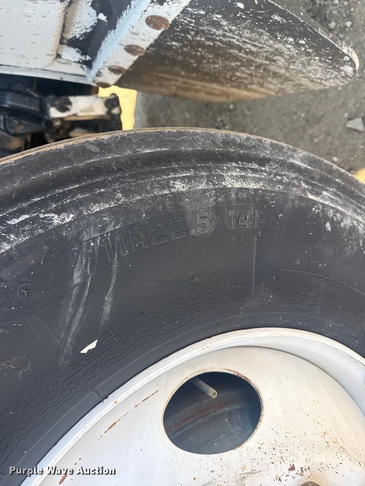 image for item EG2044 2005 Peterbilt 335 flatbed truck