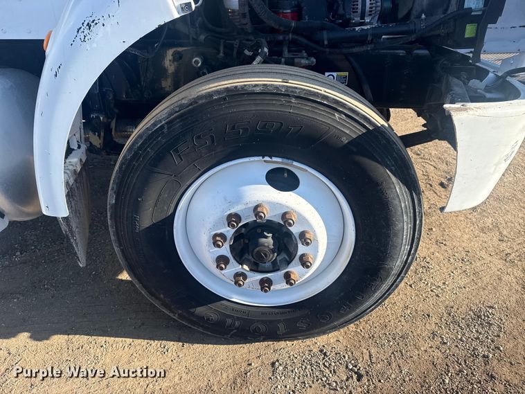 image for item EG2044 2005 Peterbilt 335 flatbed truck