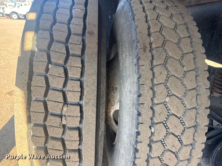 image for item EG2044 2005 Peterbilt 335 flatbed truck