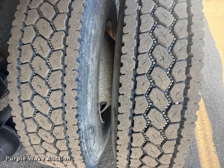 image for item EG2044 2005 Peterbilt 335 flatbed truck