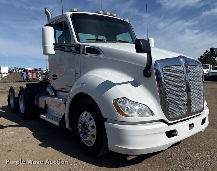 image for item EG2050 2014 Kenworth T680 semi truck